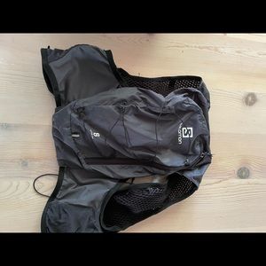 Salomon active skin 8L running vest, size medium. Comes with one Salomon flask